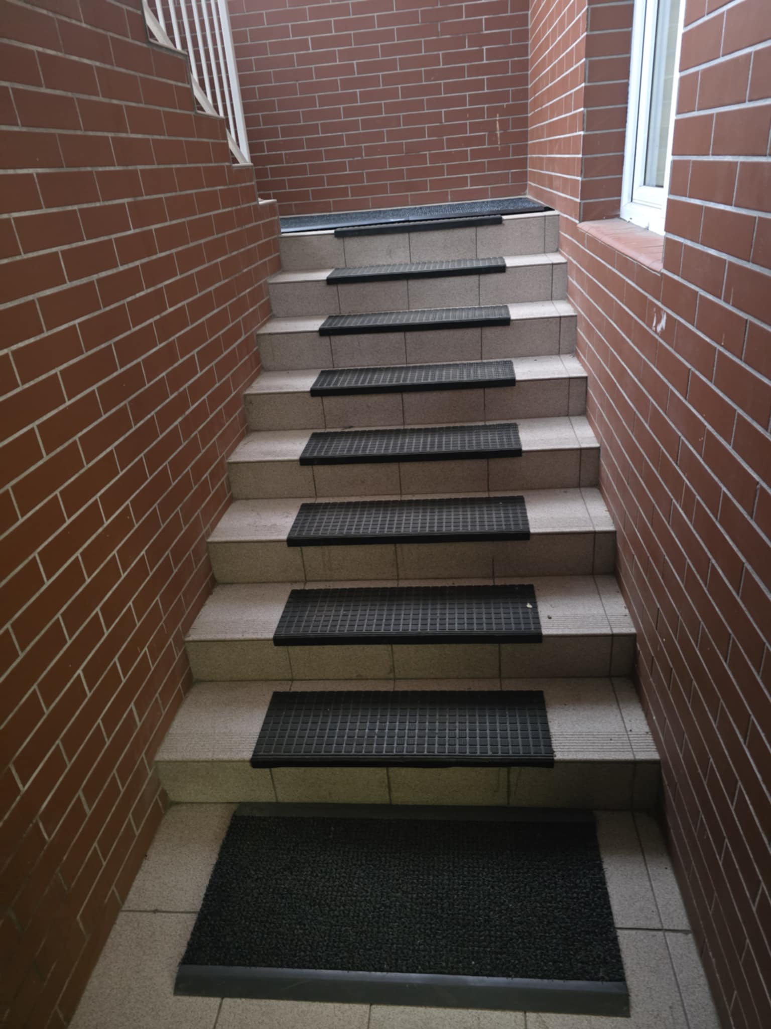 zabezpieczone schody prowadzące do szatni