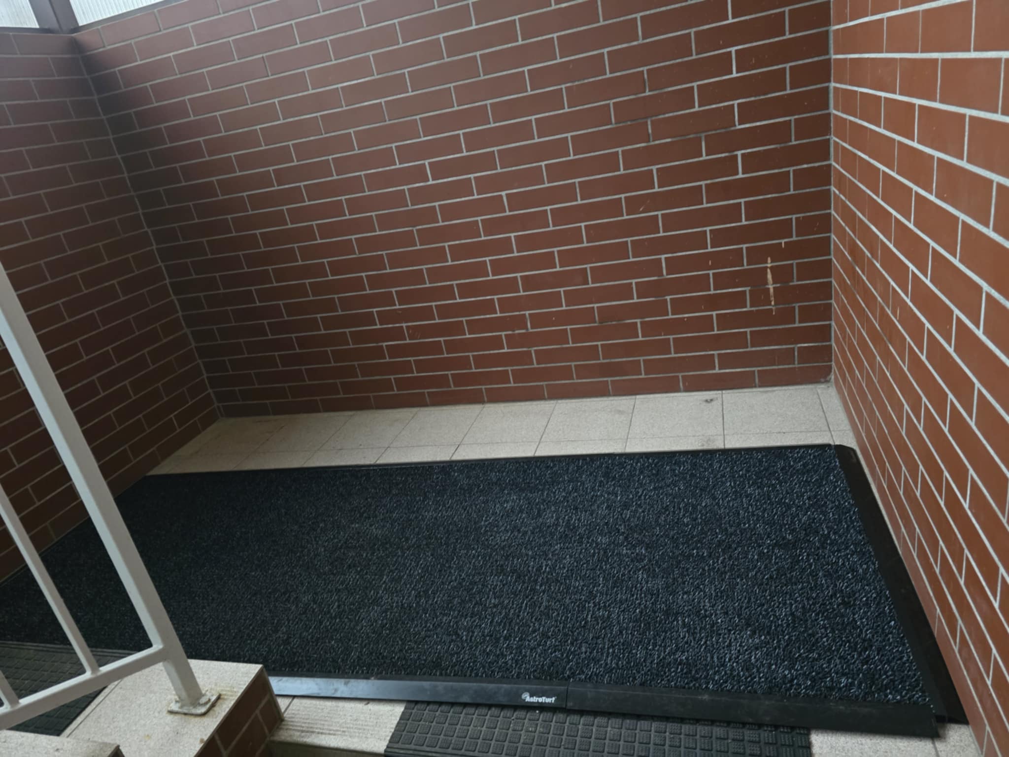 zabezpieczone schody prowadzące do szatni