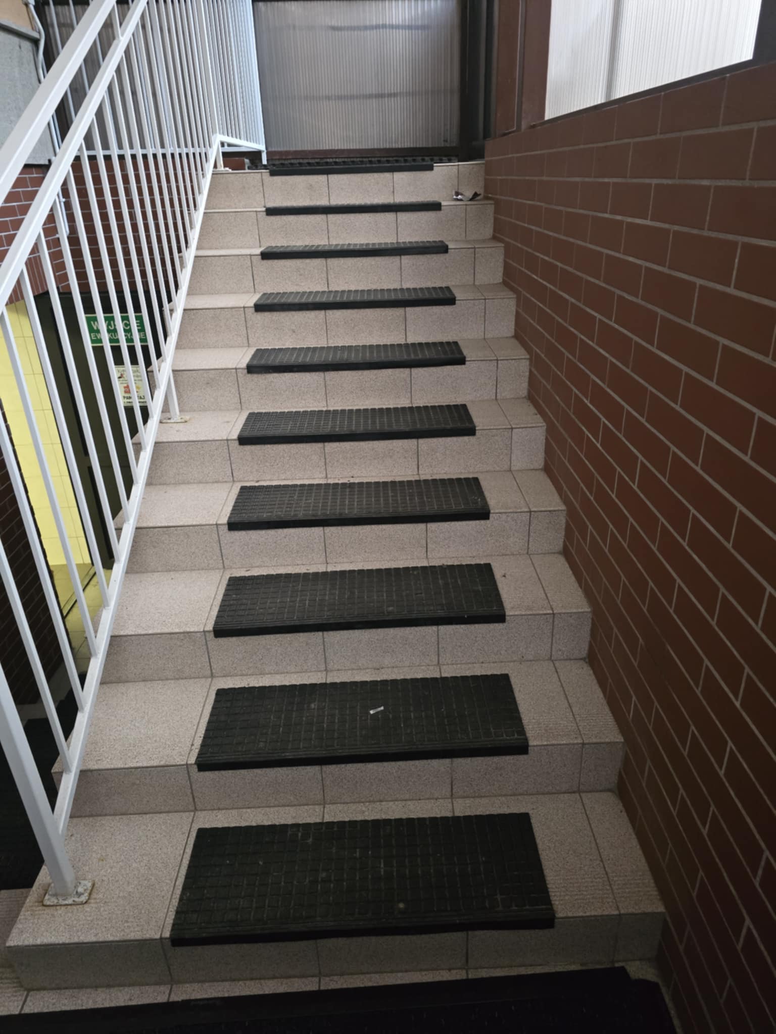 zabezpieczone schody prowadzące do szatni