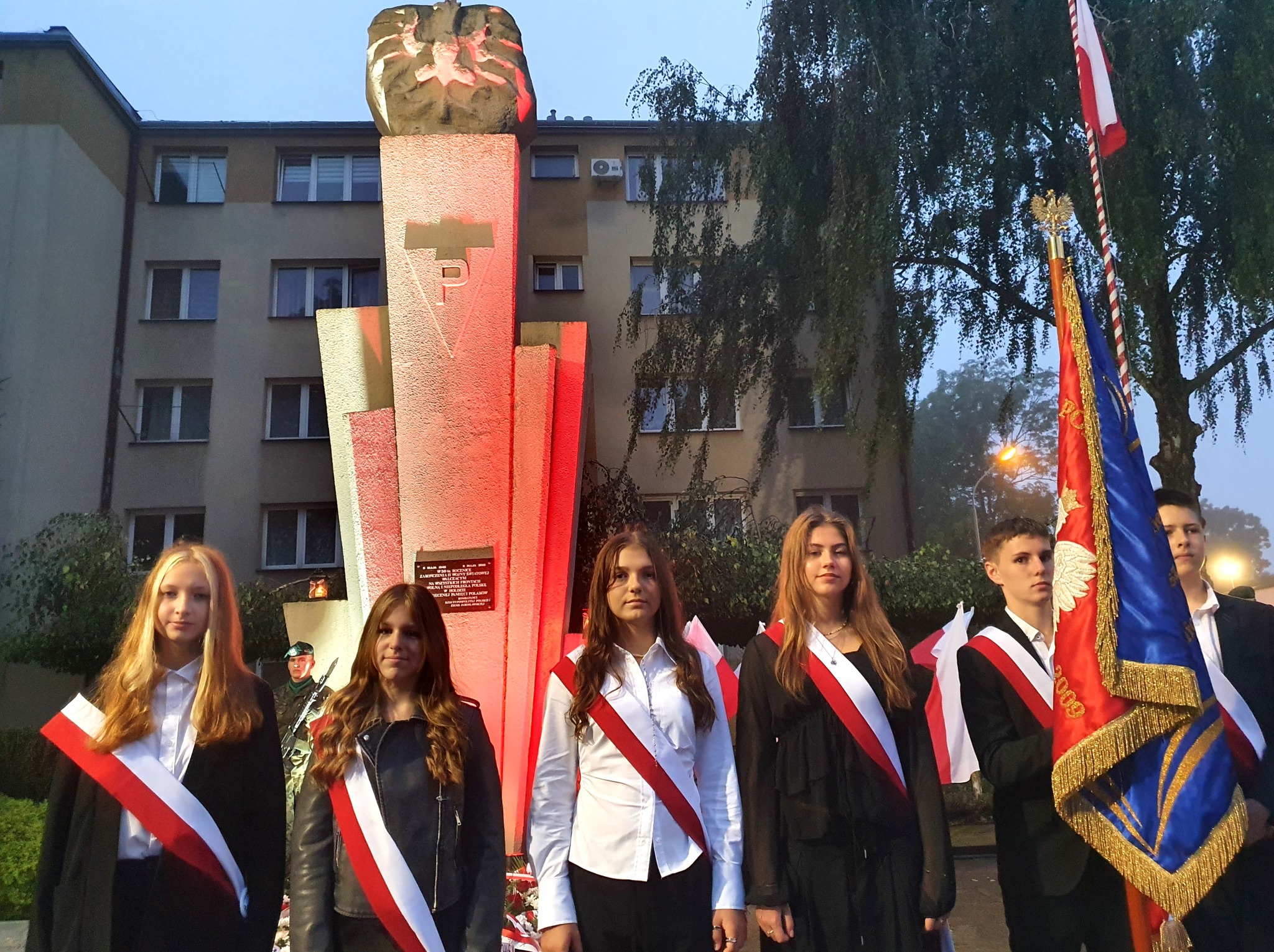 Poczet sztandarowy pod pomnikiem