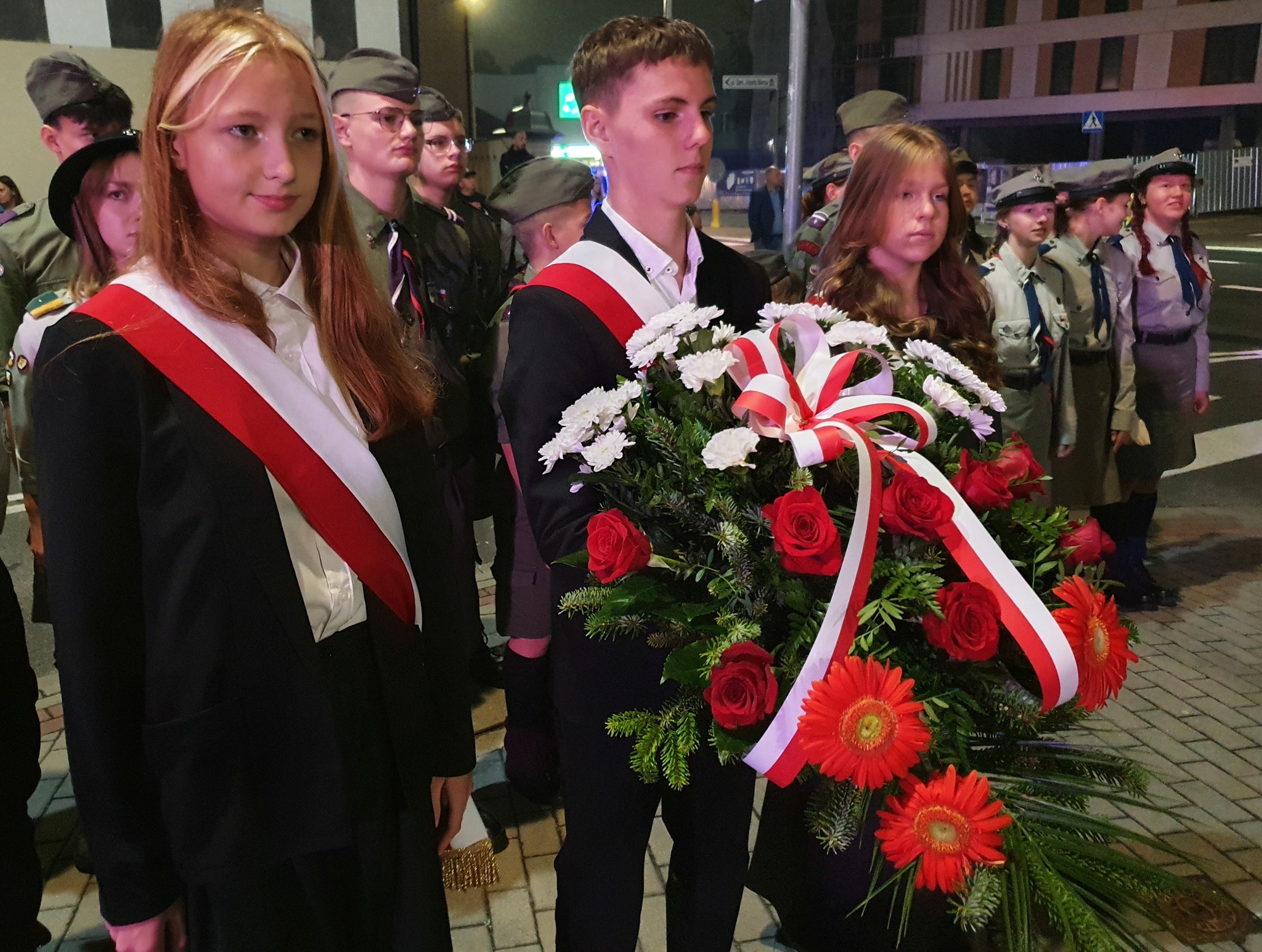 Uczniowie z kwiatami