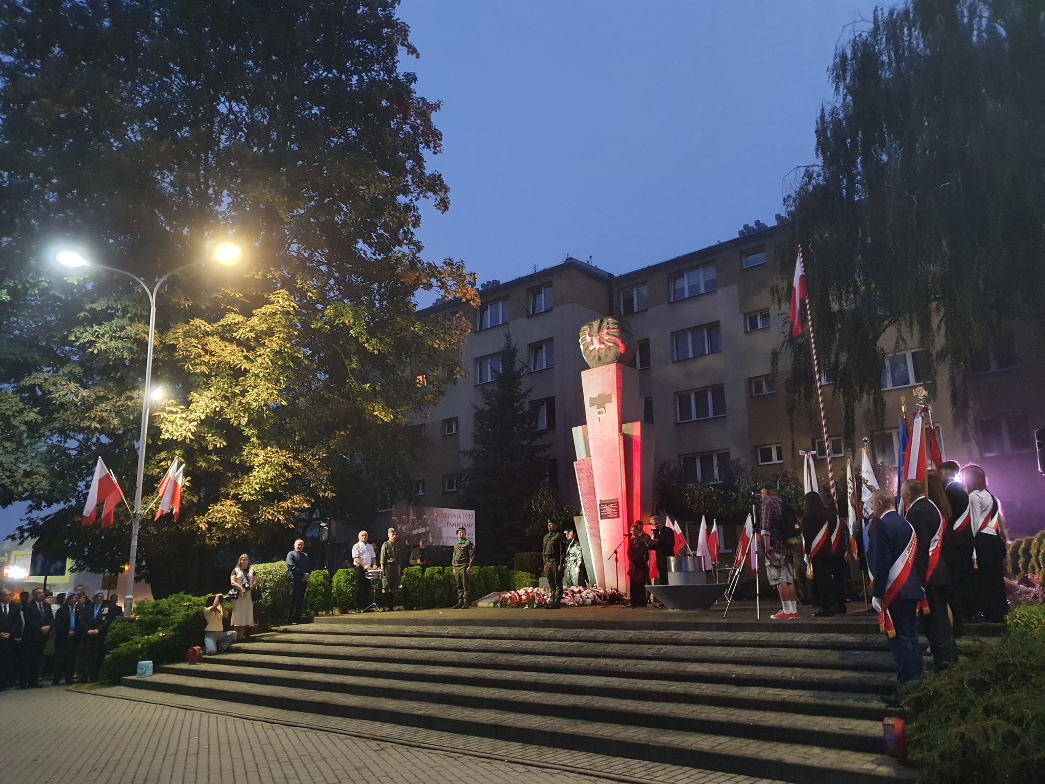 Uroczystości pod pomnikiem