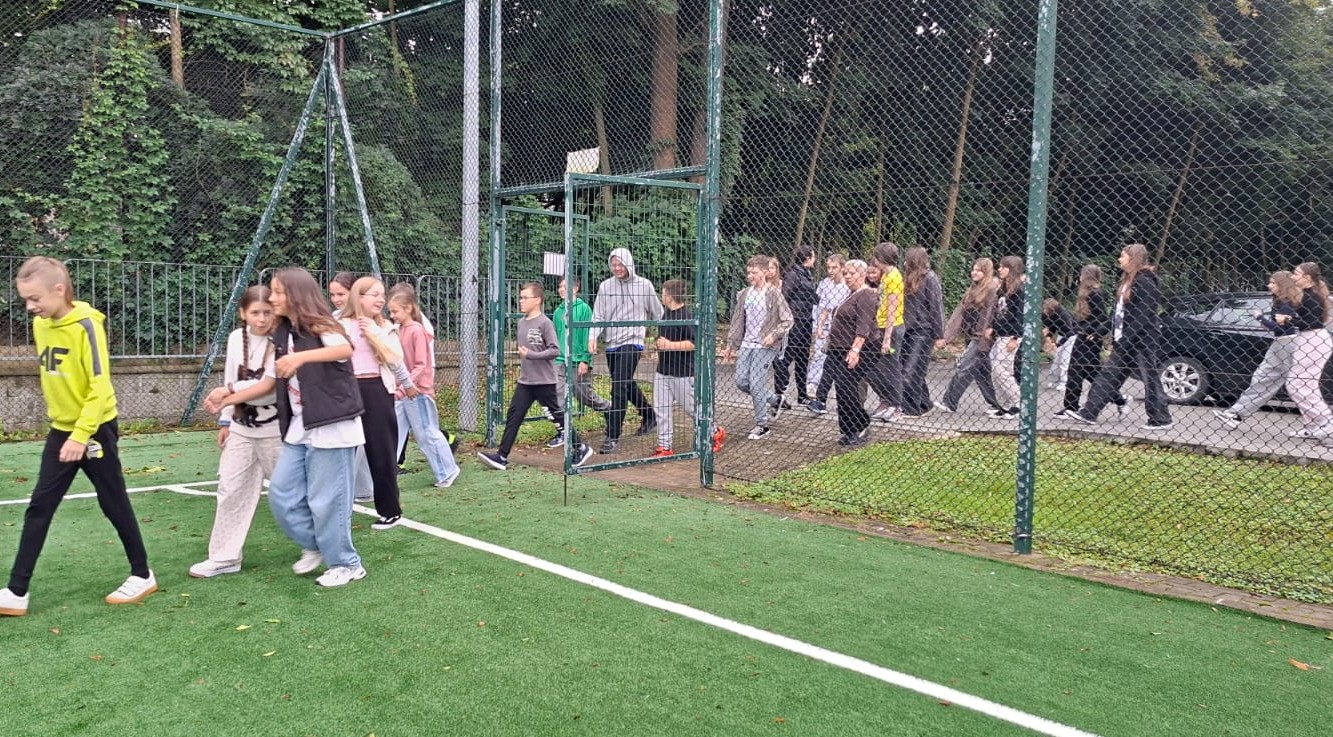 uczniowie ewakuują się