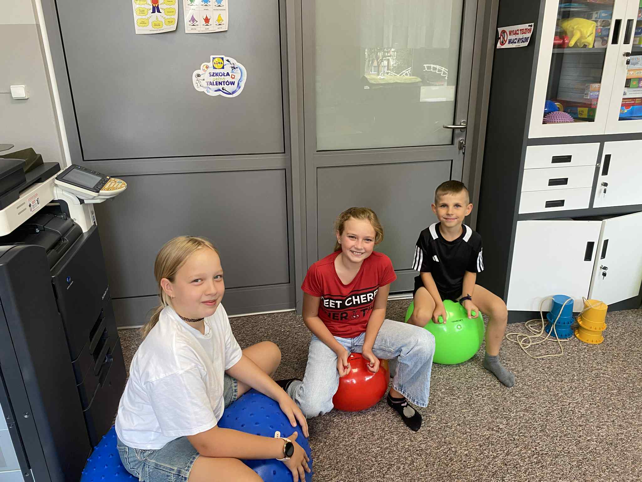 Uczniowie korzystają ze sprzętów otrzymanych w ramach akcji Szkoły pełne talentów