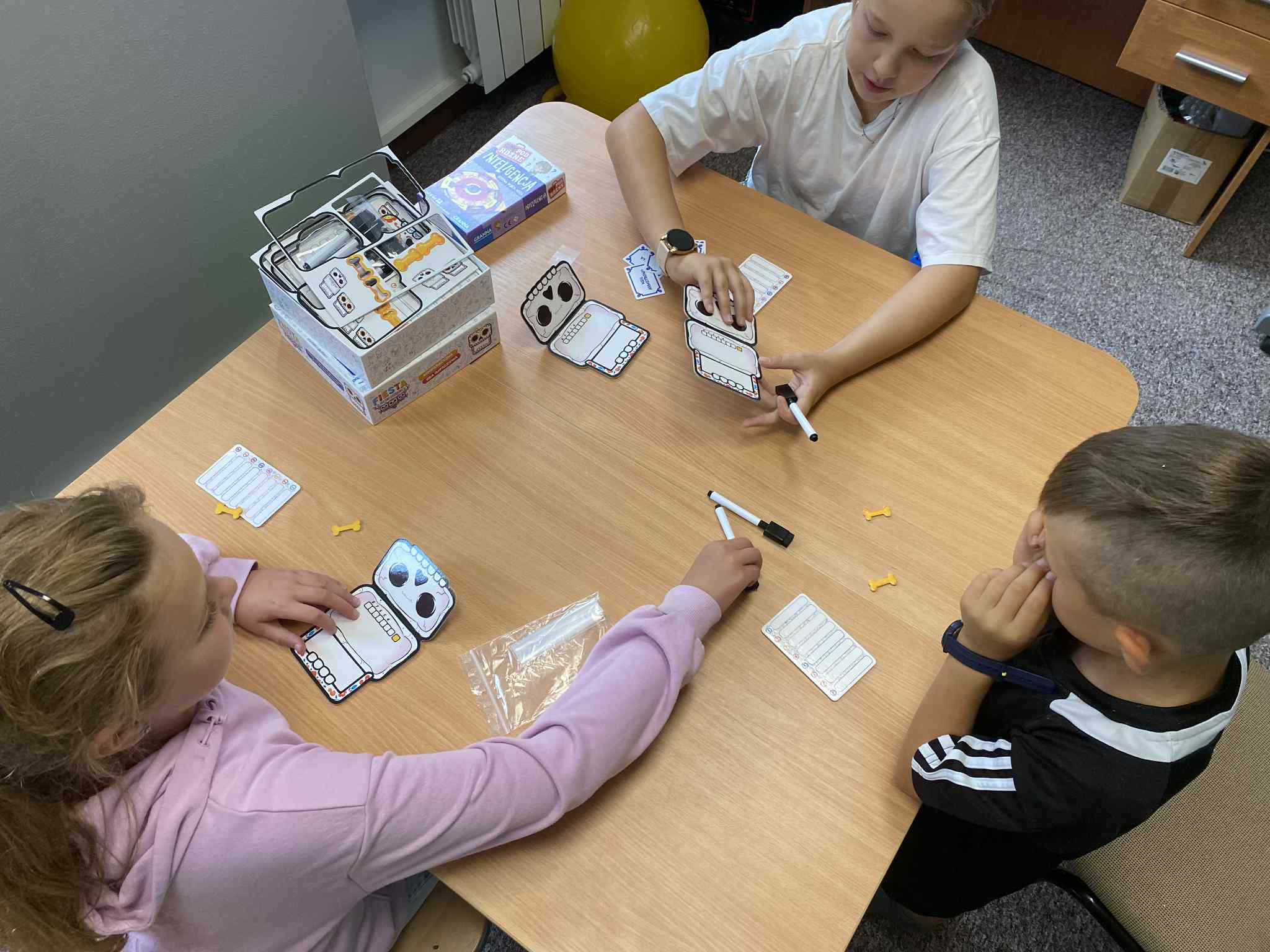 Uczniowie korzystają ze sprzętów otrzymanych w ramach akcji Szkoły pełne talentów