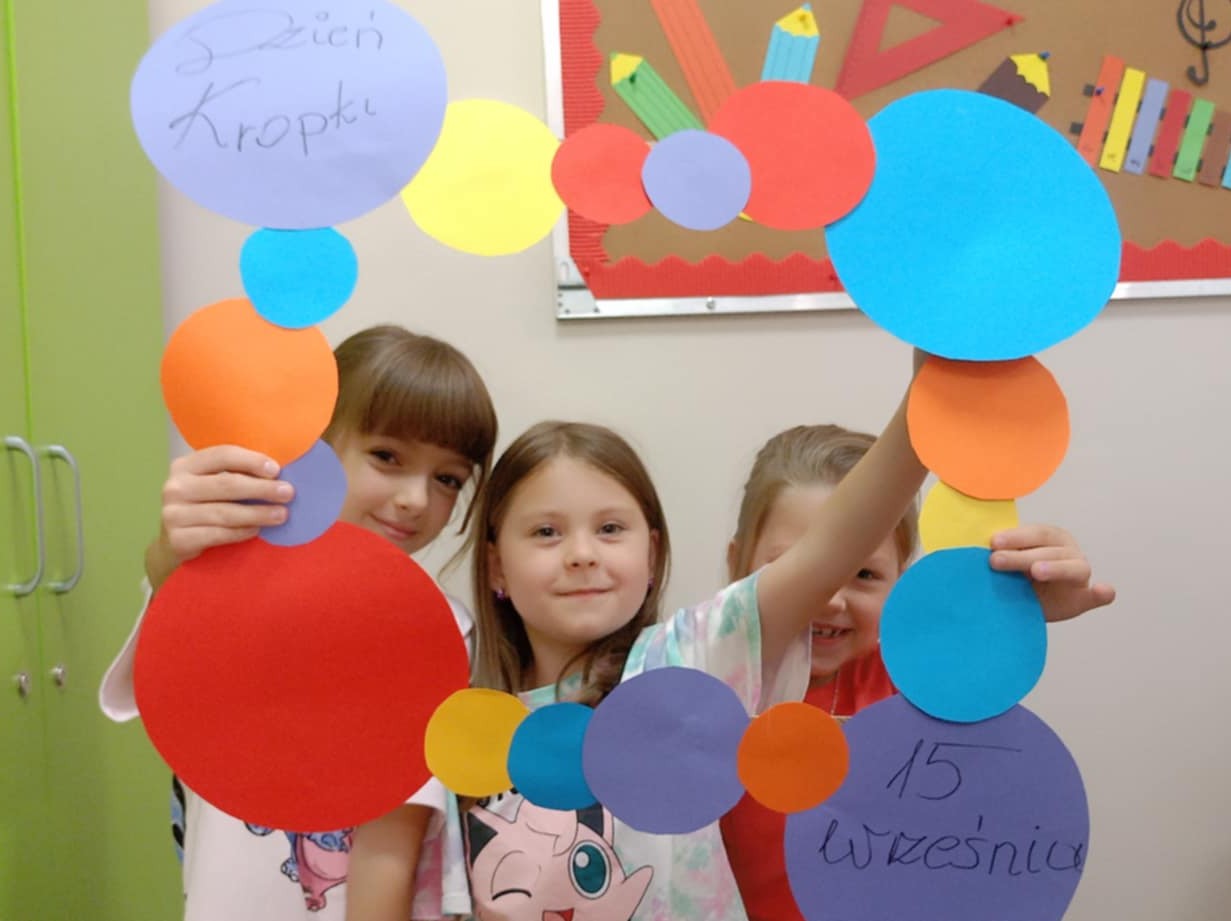 Dzieci w fotobudce z okazji Dnia Kropki