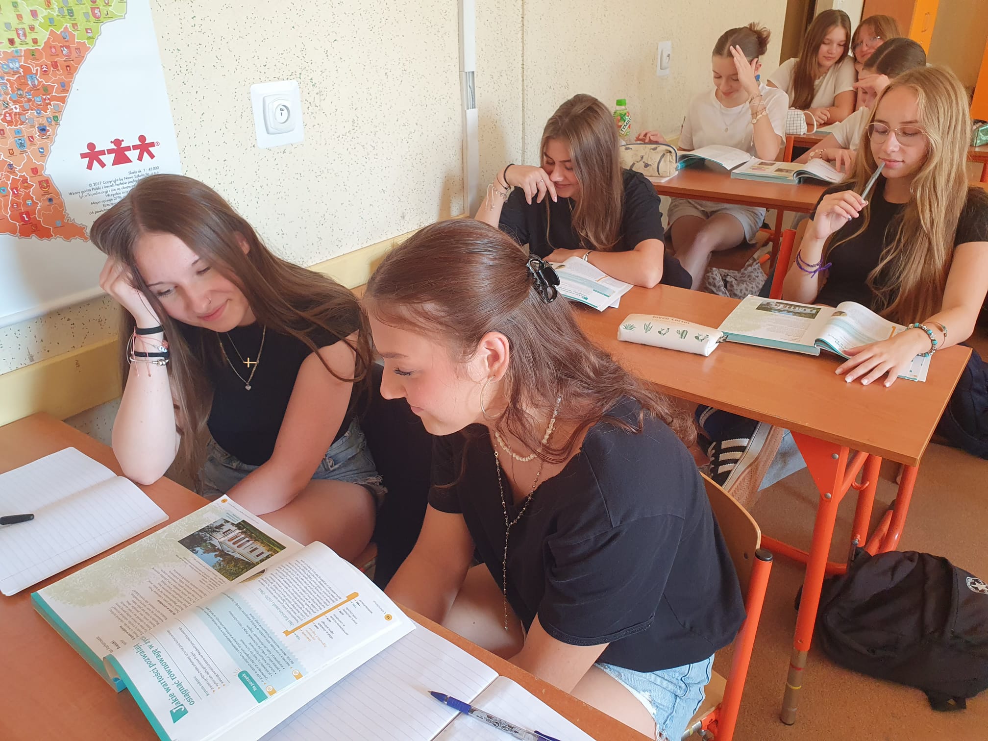 Uczniowie czytaja utwory Jana Kochanowskiego 
