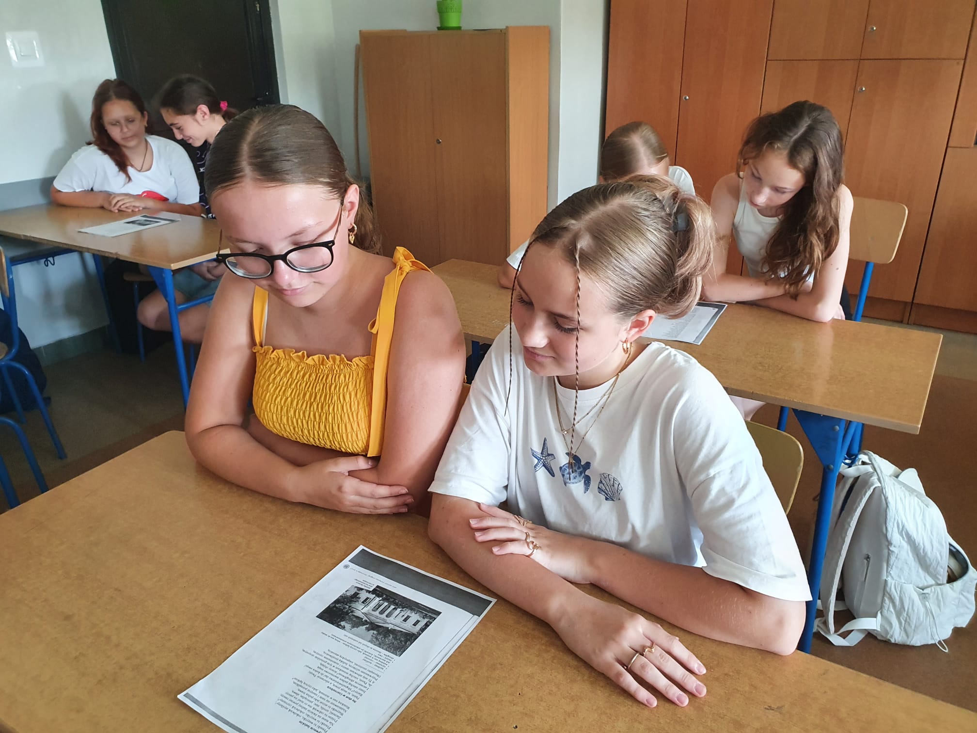 Uczniowie czytaja utwory Jana Kochanowskiego 