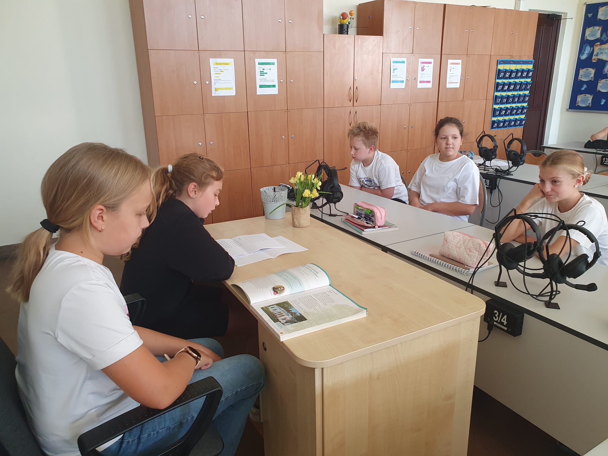 Uczniowie czytaja utwory Jana Kochanowskiego 