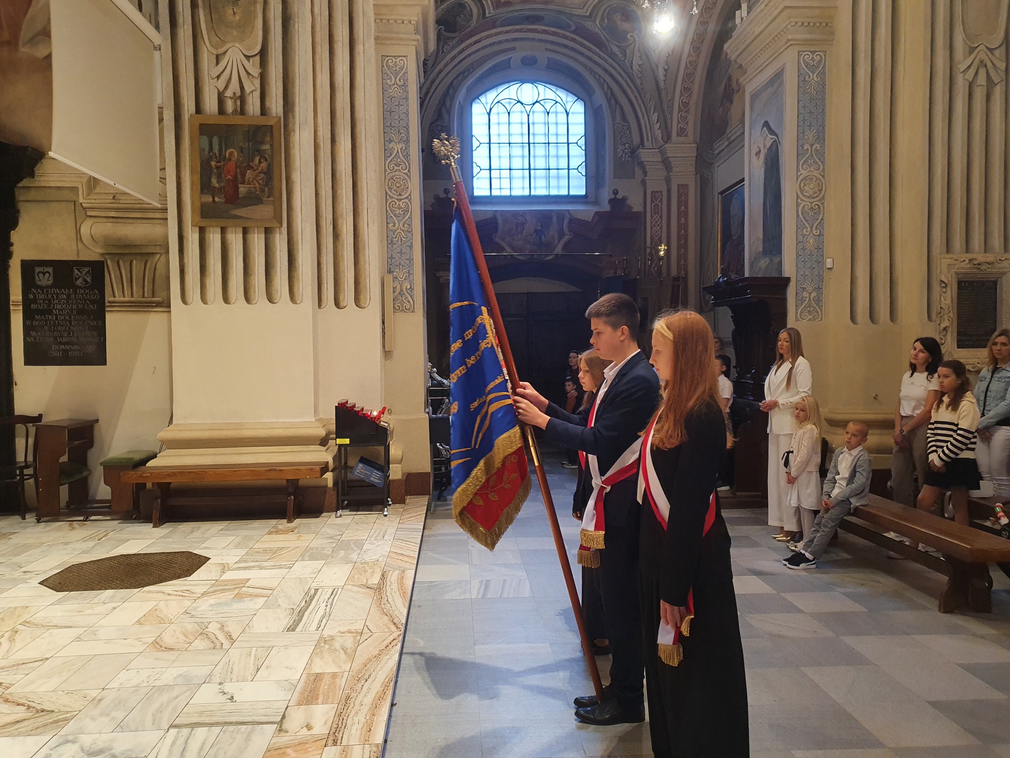 Sztandar szkoły w kościele
