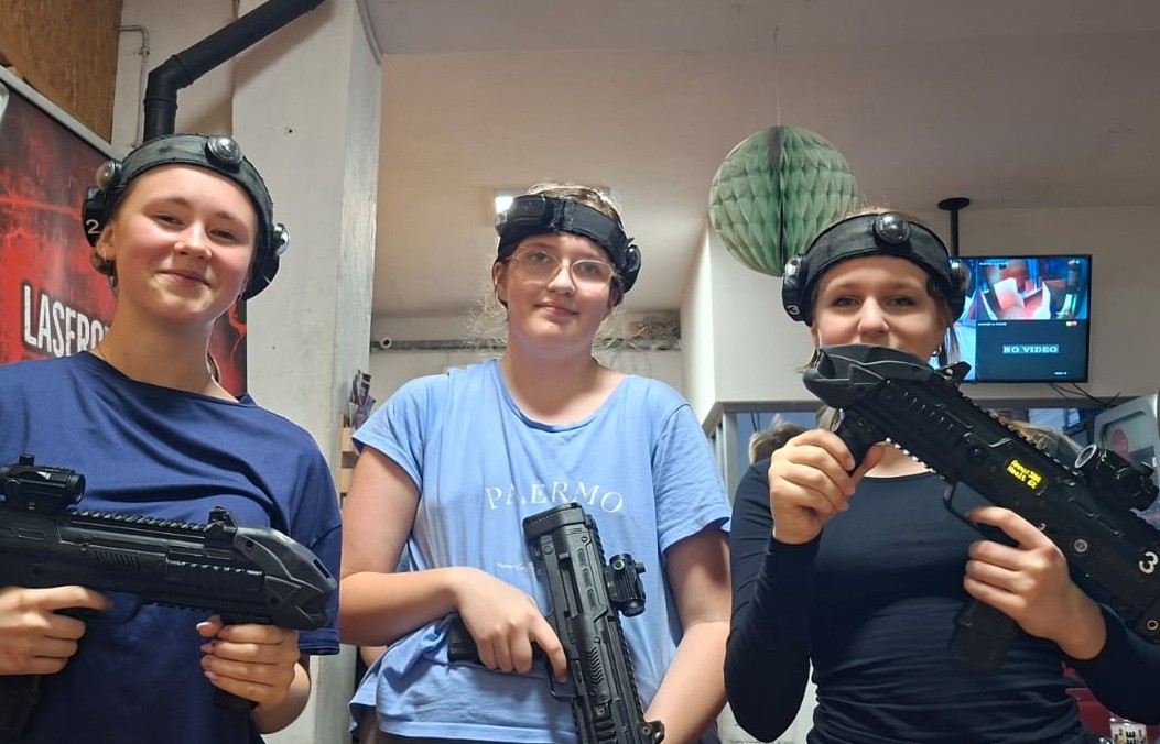 uczniowie podczas laserowego paintballa