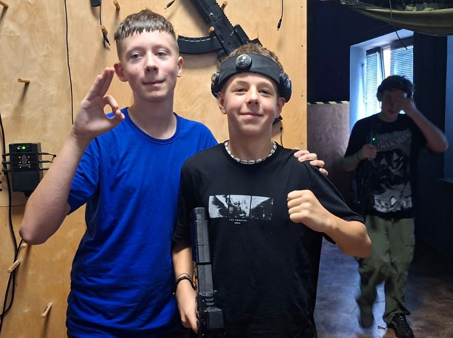 uczniowie podczas laserowego paintballa